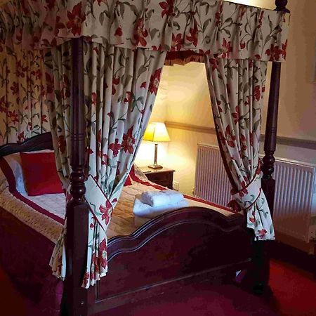 Oyo The Walnut Tree Hotel West Camel Екстериор снимка