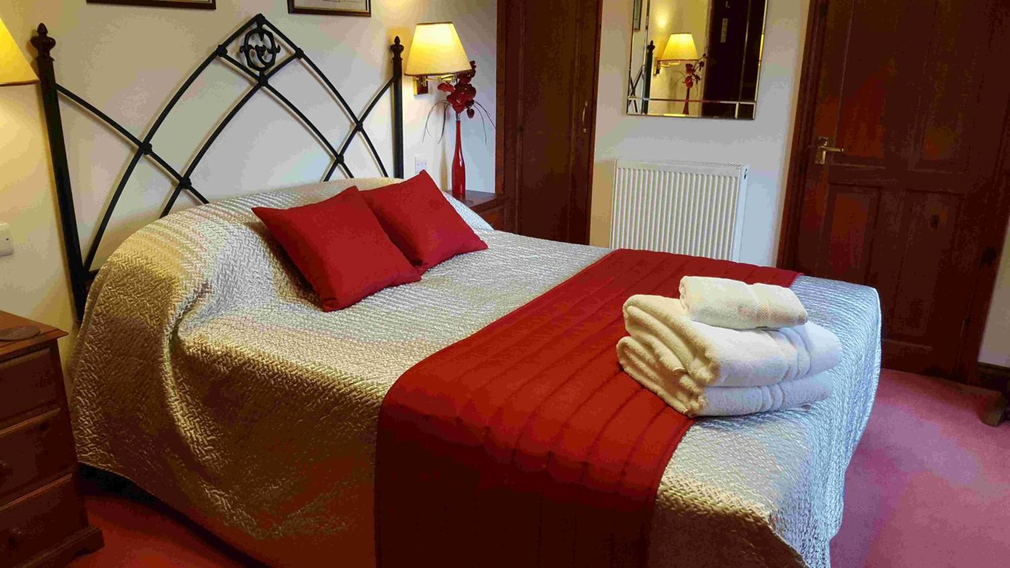 Oyo The Walnut Tree Hotel West Camel Екстериор снимка