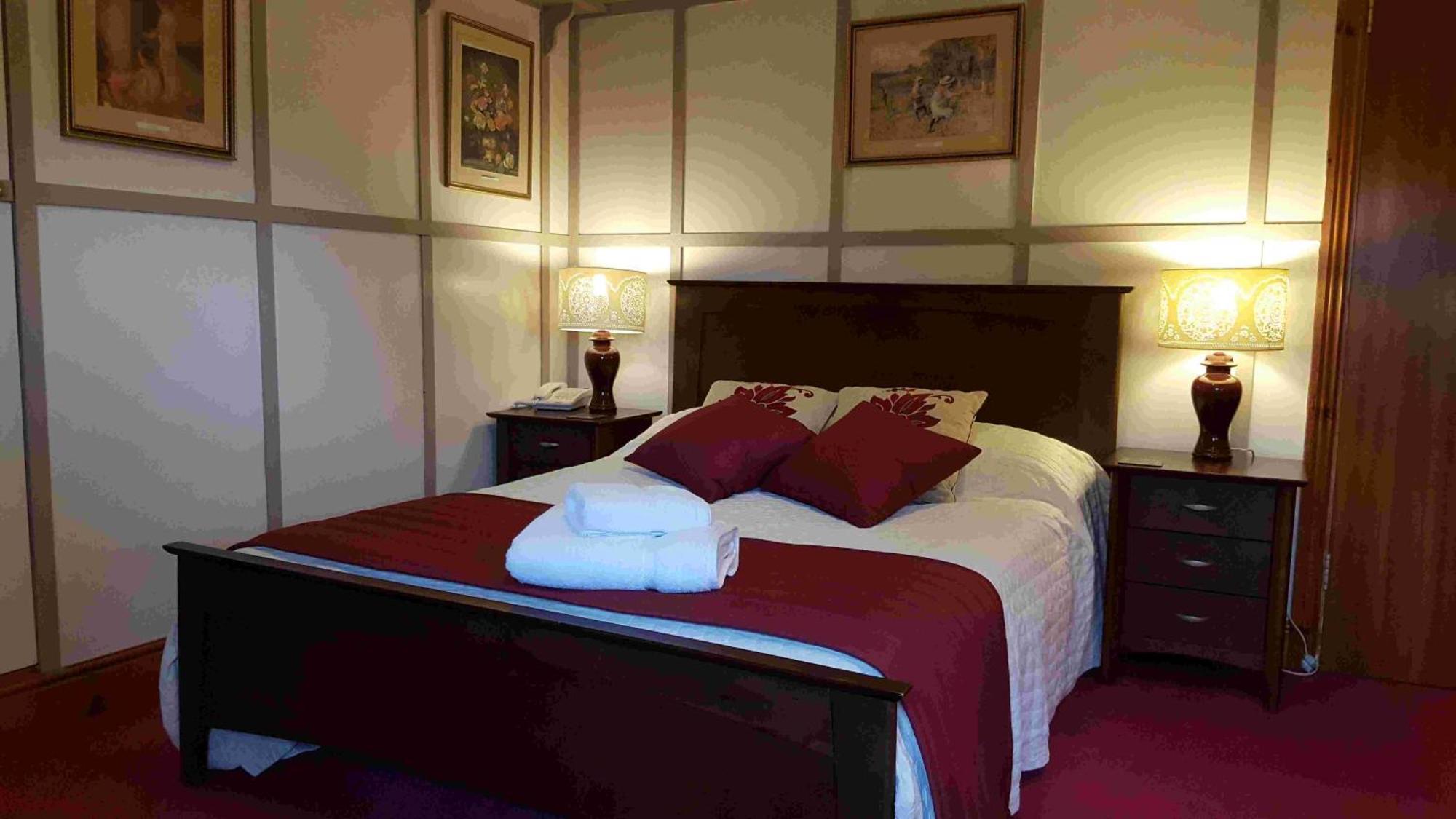 Oyo The Walnut Tree Hotel West Camel Екстериор снимка
